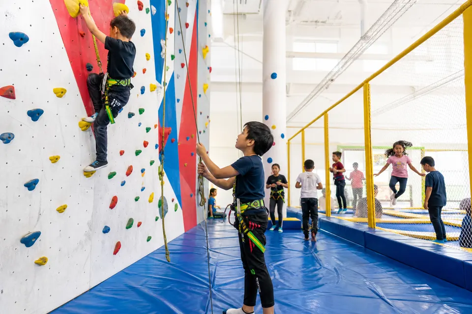 Struktur panjat dan trampolin di PlayKeluarga